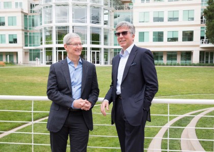在位于Cupertino的 Apple园区，Apple CEO Tim Cook 和 SAP CEO Bill McDermott宣布合作伙伴关系，革新 iPhone 和 iPad 办公应用s