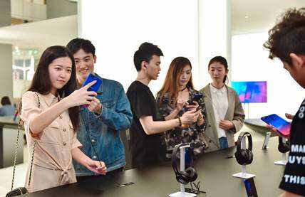 OPPO R15星云特别版 用户集体点赞红蓝渐变设计-存储在线-存储专业媒体