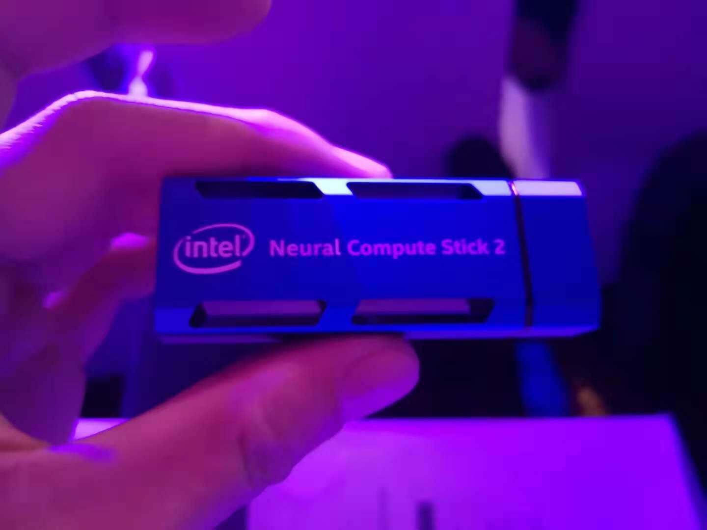加速AI边缘设备智能化,英特尔神经计算棒二代性能提升8倍-存储在线-存储专业媒体