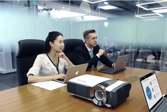 激光投影仪优势盘点：长效耐久高防尘，多种环境轻松驾驭-存储在线-存储专业媒体