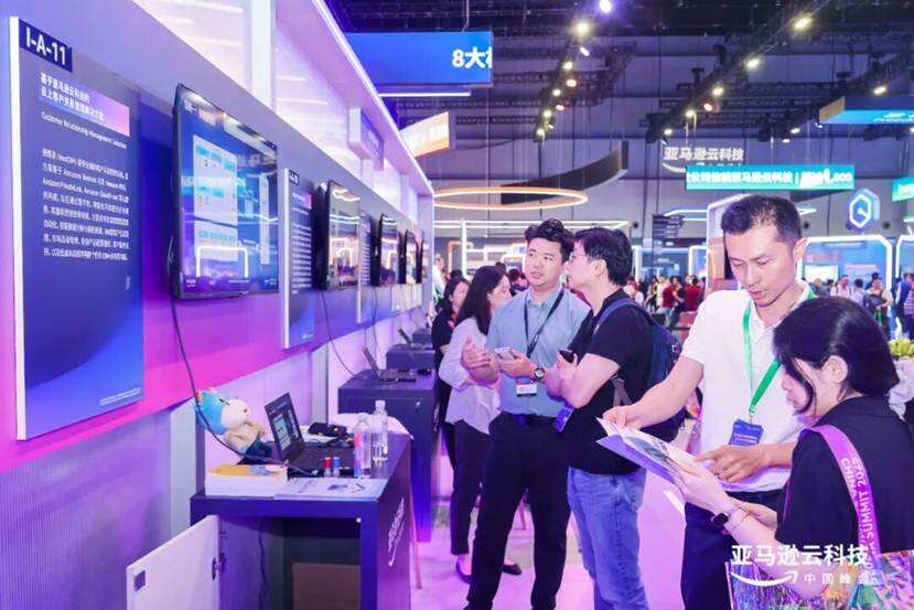 销售易亮相2025亚马逊云科技峰会,展示AI+CRM驱动业务提效的创新与应用-DOIT-数据产业媒体与服务平台