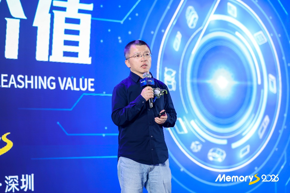 Solidigm亮相中国闪存市场峰会,聚焦AI工作流挑战,展示高性能存储方案-DOIT-数据产业媒体与服务平台